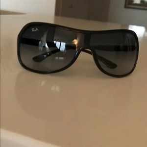 Ray Ban RB4086 601/8G Wrap Sunglasses in Black